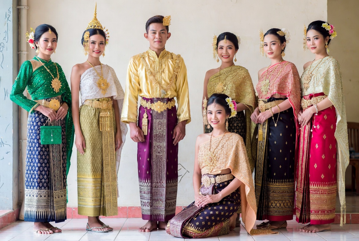 You are currently viewing Traditional Thai Dress: Types, History & Cultural Significance